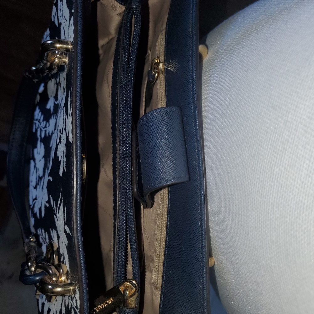 Bundled sale Michael kors purse and wallet - Picture 8 of 15